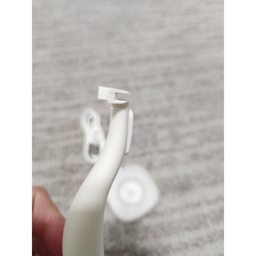 FLAUS electric flosser with charger, mirror mount, 450 new replacement heads - Picture 9 of 10